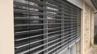 Equipe de menuisier posant des stores